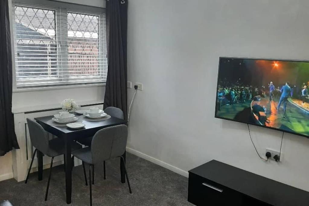 Entire Rental, Easy Reach To Etihad Stadium Manchester Buitenkant foto