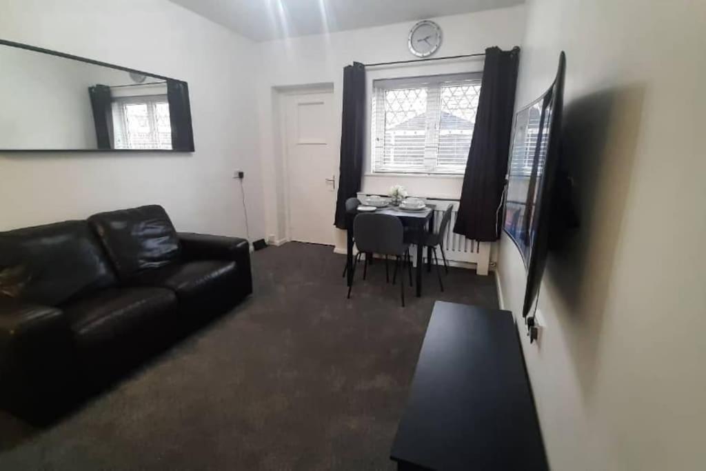 Entire Rental, Easy Reach To Etihad Stadium Manchester Buitenkant foto